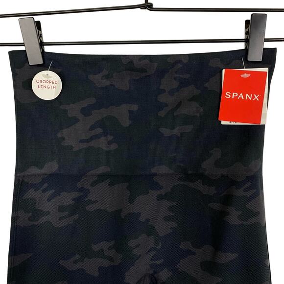 SPANX Look At Me Now Cropped Seamless Leggings Womens M Black Camo Compression - Picture 6 of 9